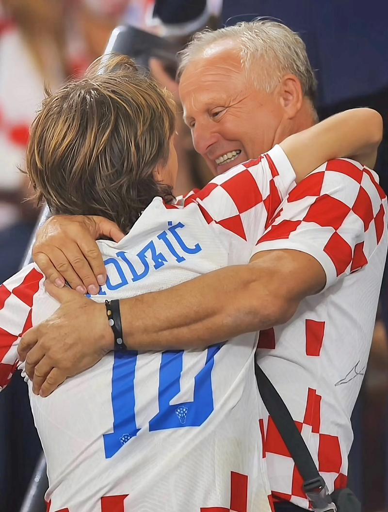 尤文全队和球迷一起出现在登机口，斯帕莱蒂和球迷们友好互动